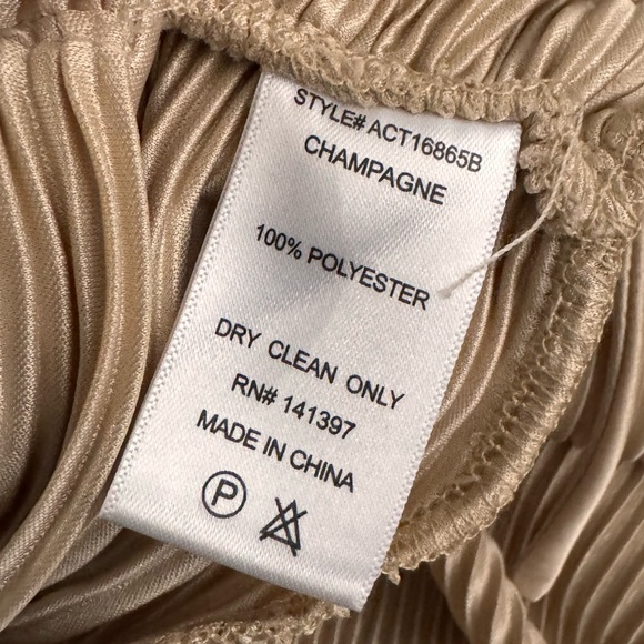 Hello 🔥 brand new champagne gold top by Astr - Picture 5 of 5